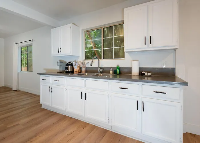 Modern 1Bd Apartment In Prime Location